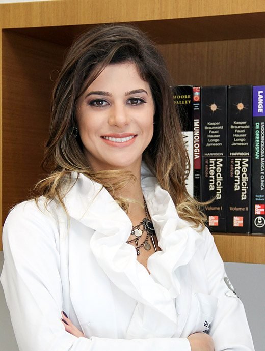 Dra. Gabriella Mandelli em consultório, na Mandelli Clínica Integrada